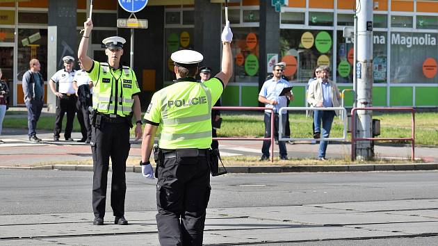 Policisté museli své umění předvést ve frekventované křižovatce ulic 28. října a Novinářské.