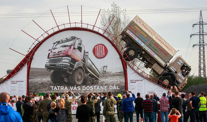 Zdolání kovového monstra se na první pohled zdálo nemožné. Tatra 810 4x4 řízená Liborem Václavíkem to dokázala.