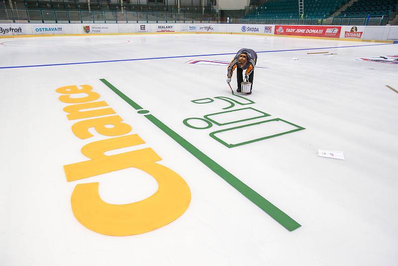 Příprava reklamy na ledové ploše zimniho stadionu v Ostravě Porubě.