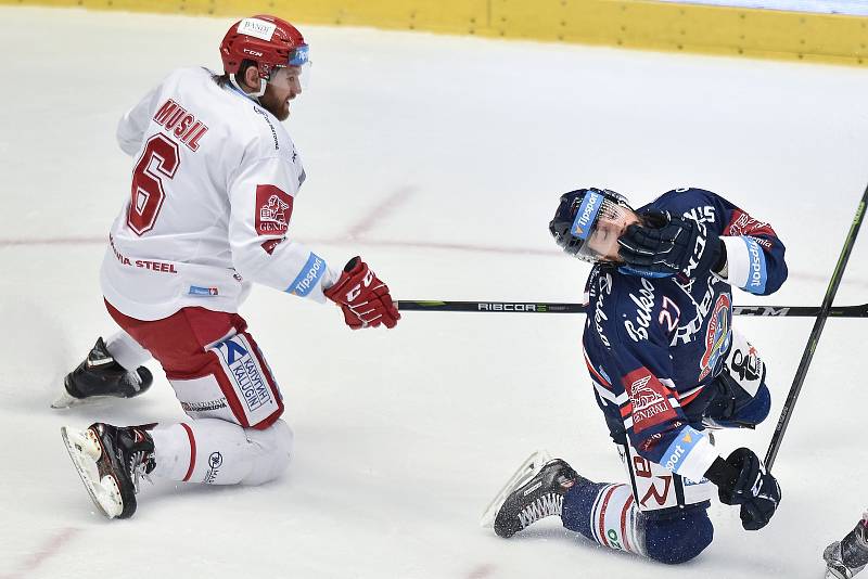 Utkání 21. kola hokejové extraligy: HC Oceláři Třinec - HC Vítkovice Ridera, 21. listopadu 2018 v Třinci. (vlevo) David Musil a Radoslav Tybor.