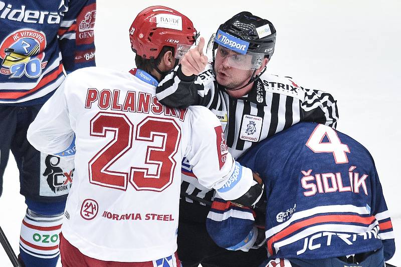 Čtvrtfinále play off hokejové extraligy - 1. zápas: HC Oceláři Třinec - HC Vítkovice Ridera, 20. března 2019 v Třinci. Na snímku (zleva) Jiří Polanský a Petr Šidlík.