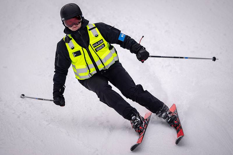 SKI brífink k policejním lyžařským hlídkám, 16. prosince 2019 na Starých Hamrech.