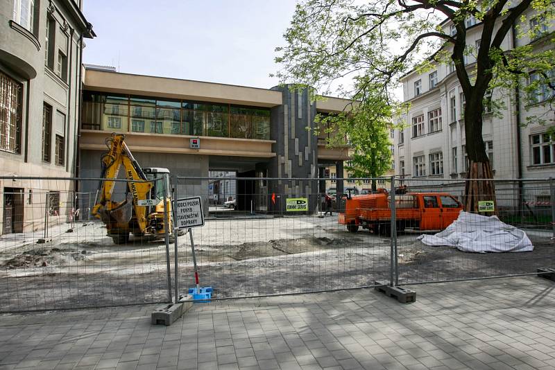 PIAZZETA. U Nádražní ulice před Komerční bankou vznikne odpočinková plocha. Rekonstrukce bude hotová do léta.