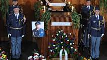 Rozloučení s válečným hrdinou. Pohřeb generála Zdeňka Škarvady.