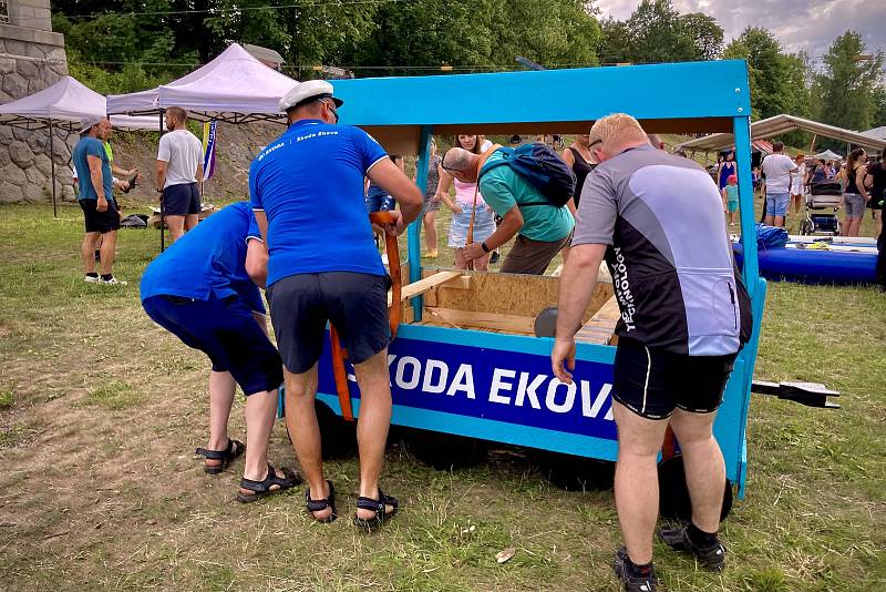 Účastníci jízdy na Rozmarných slavnostech řeky Ostravice, 25. června 2022.