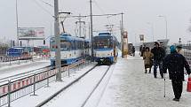 Modernizace tramvajové tratí omezí i auta. Snímek z rekonstrukce svinovských mostů v roce 2012. Ilustrační foto.