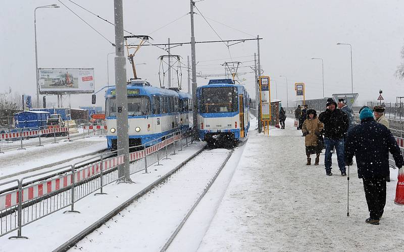 Modernizace tramvajové tratí omezí i auta. Snímek z rekonstrukce svinovských mostů v roce 2012. Ilustrační foto.