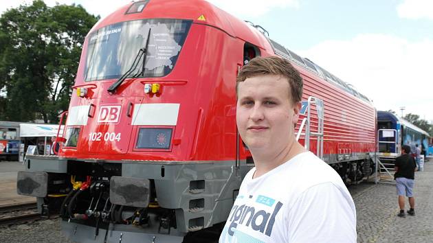 Denis Jílek u lokomotivy Škoda 200 v barvě německé národní dopravní společnosti Deutsche Bahn.
