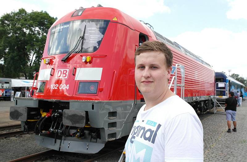 Denis Jílek u lokomotivy Škoda 200 v barvě německé národní dopravní společnosti Deutsche Bahn.