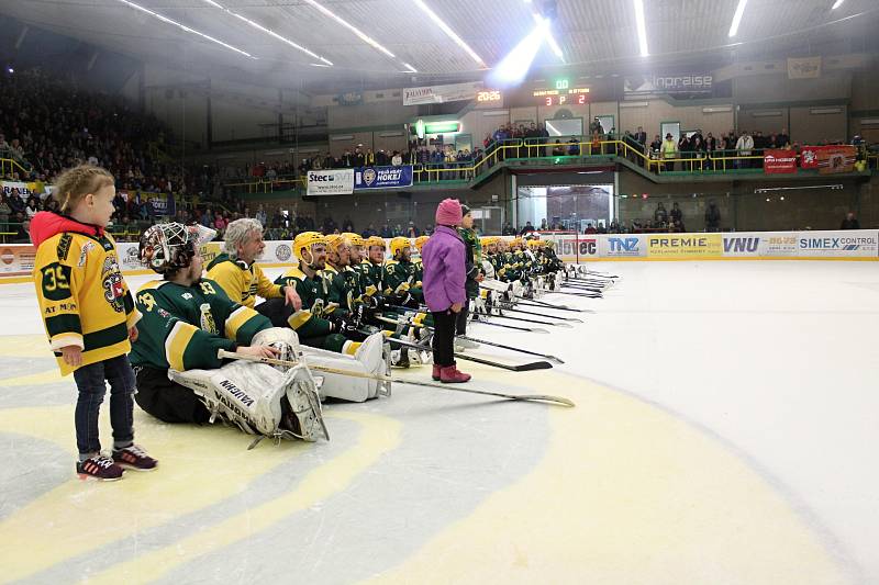 Třetí utkání finálové série II. hokejové ligy - skupiny Východ mezi domácím VHK Robe Vsetín (zelenožluté dresy) a HC Torax Poruba. Domácí Vsetín zvítězil 3:2 po samostatných nájezdech a zajistil si postup do kvalifikace o WSM Ligu. Utkání na zimním stadio