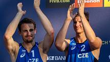 Slavnostní ceremoniál. FIVB Světové série v plážovém volejbalu J&T Banka Ostrava Beach Open, 2. června 2019 v Ostravě. Na snímku (zleva) Ondrej Perusic (CZE), David Schweiner (CZE).