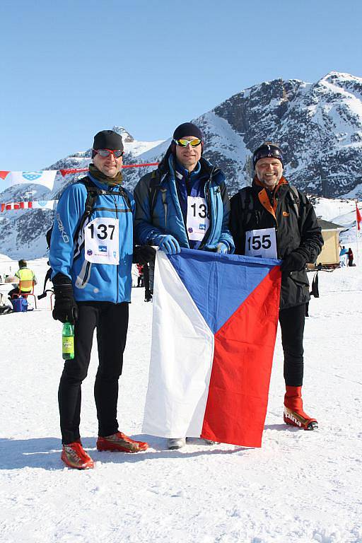 Letos se na start závodu Arctic Circle Race v Grónsku postavili hned tři čeští zástupci, kromě Jiřího Čecha (uprostřed) také Stanislav Bartůšek z České televize (vlevo) a Zdeněk Lyčka, český velvyslanec v Dánsku (vpravo).