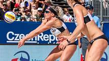 Semifinále žen Brazílie - Nizozemsko. FIVB Světové série v plážovém volejbalu J&T Banka Ostrava Beach Open, 2. června 2019 v Ostravě. Na snímku (zleva) Sanne Keizer (NED), Madelein Meppelink (NED).