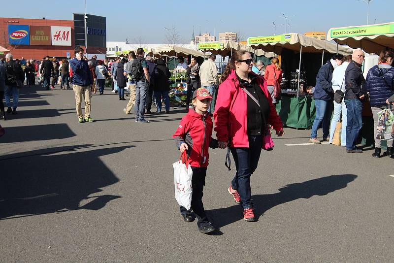 Farmářské trhy u nákupního centra Futurum v Ostravě, duben 2018.