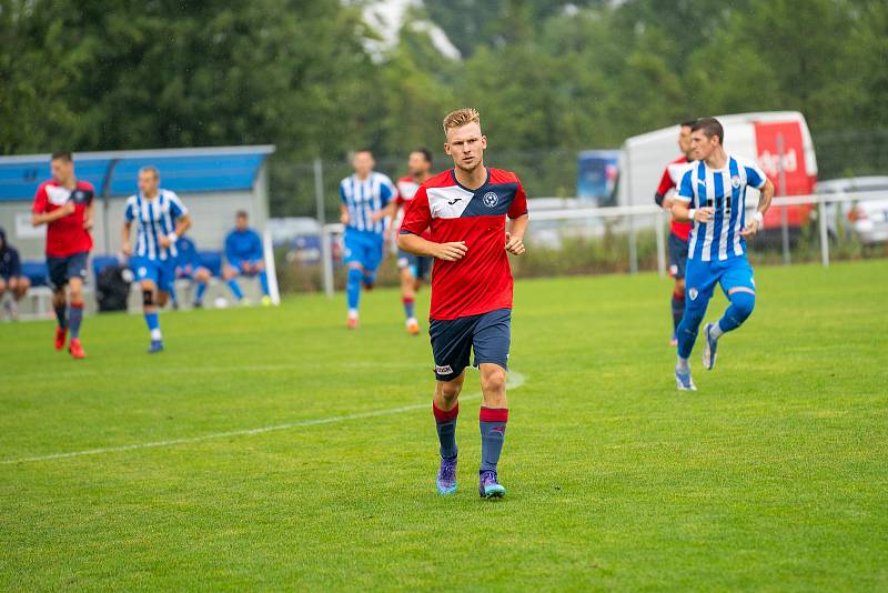 Fotbalisté Hlubiny (v červeném) při utkání s Vítkovicemi.