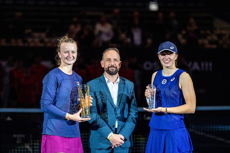 Tenisový turnaj žen WTA Agel Open 2022, 9. října 2022, Ostrava. Iga Swiatek z Polska - Barbora Krejčíková (ČR). Barbora Krejčíková (ČR), Tomáš Macura a Iga Swiatek z Polska .