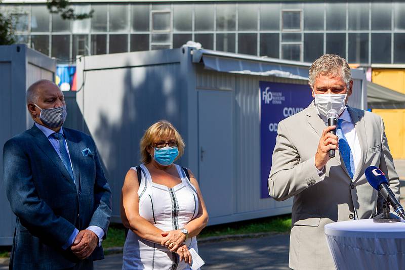 Slavnostní otevření covid centra ve Fakultní nemocnici Ostrava. Zleva Zbyněk Pražák, Pavla Svrčinová a Ivo Vondrák, 12. srpna 2020.