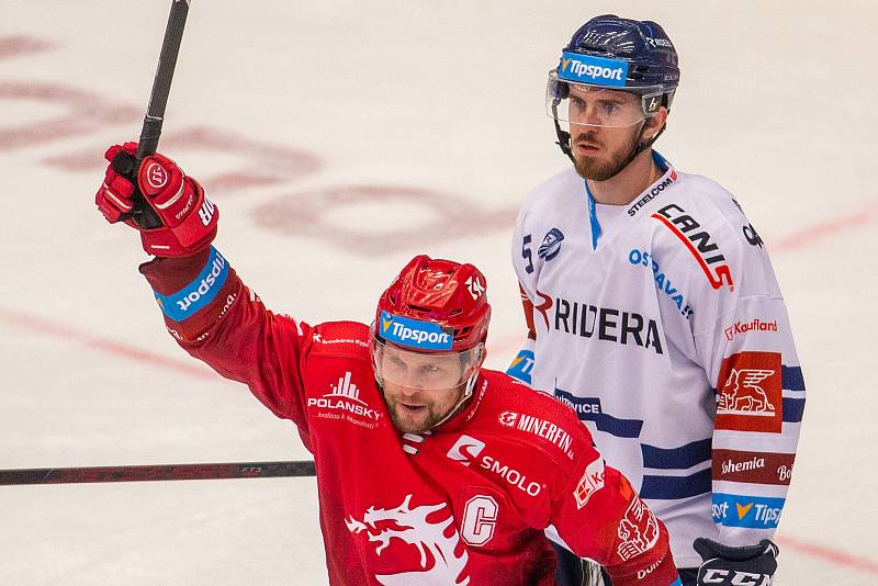 Utkání 53. kola hokejové extraligy: HC Oceláři Třinec - HC Vítkovice Ridera, 8. prosince 2021 v Třinci. Zleva Petr Vrána z Třince a Karel Plášil z Vítkovic.