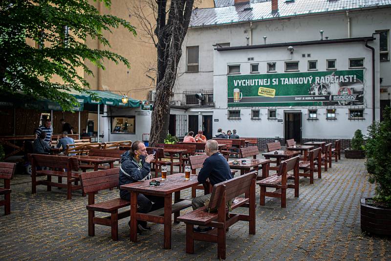 Znovuotevřená zahrádka restaurace Restaurace Spolek, 11. května 2020 v Ostravě.