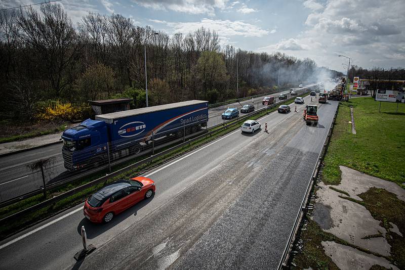 Oprava vozovky na ulici Místecká (silnice I/56), 23. dubna 2021 v Ostravě.