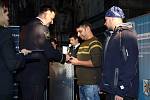 Součástí slavnostního setkání ostravských policistů bylo i předání medailí dvěma civilům – Janu Rehákovi (vlevo) a Daliboru Tomašíkovi. Ocenění převzali z rukou policejního prezidenta Tomáše Tuhého.