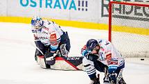 Semifinále play off hokejové extraligy - 7. zápas: HC Vítkovice Ridera - Mountfield Hradec Králové, 15. dubna 2023, Ostrava. Brankář Vítkovic Aleš Stezka a Dominik Lakatoš z Vítkovic