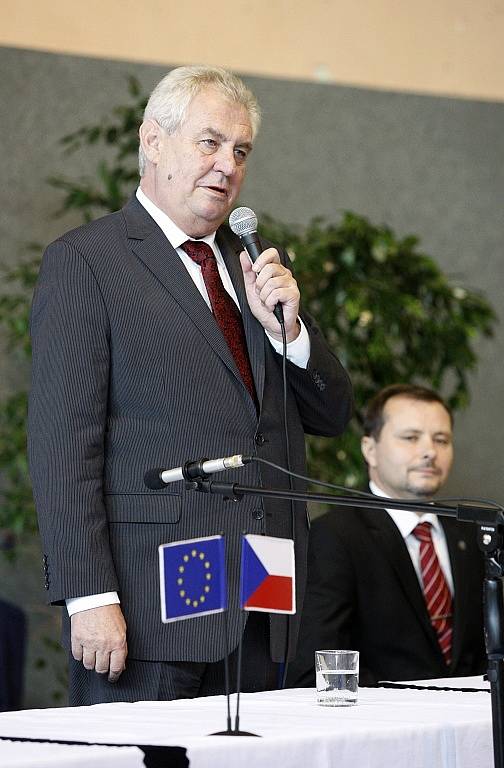 Prezident Miloš Zeman debatoval i se studenty gymnázia Hladnov.  