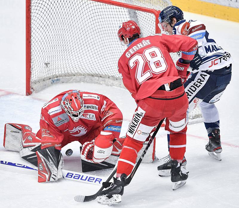 Utkání 42. kola hokejové extraligy: HC Oceláři Třinec - HC Vítkovice Ridera, 2. února 2021 v Třinci. (zleva) brankář Třince Ondřej Kacetl, Martin Gernát z Třince a Alexandre Mallet z Vítkovic.