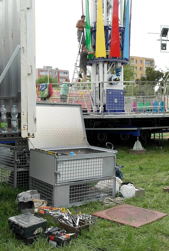 Kolotoče jsou na tradičním plácku v Porubě, letos jsou první v celé Ostravě a provoz naplno chtějí od třetího květnového pondělí. Ostrava, 12. května 2021.