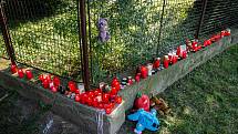 Lidé u pietního místa blízko panelového domu ve kterém v sobotu 8. srpna při požáru bytu v jedenáctém patře zahynulo 11 lidí, 9. srpna 2020 v Bohumíně.