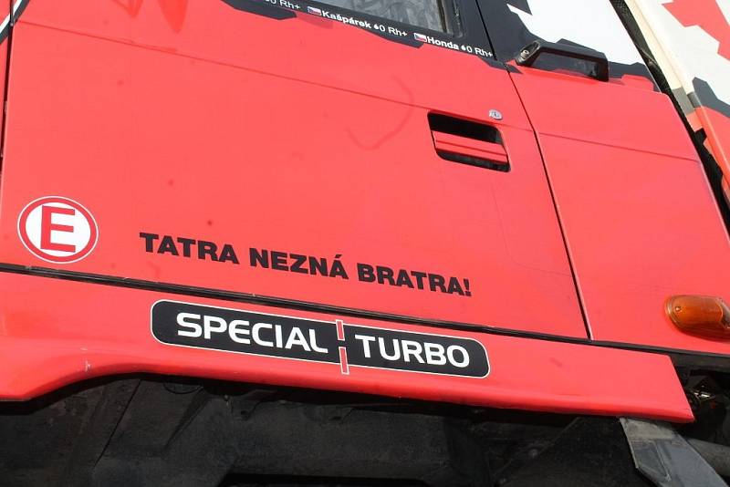 Princezna umřela, ať žije Královna! Loprais Tatra team zkusí na Rallye Dakar štěstí se zcela novým vozem – Královnou. Na odjezd její i doprovodných vozidel se do Frenštátu přišli podívat známí i fanoušci nositelů slavného jména.