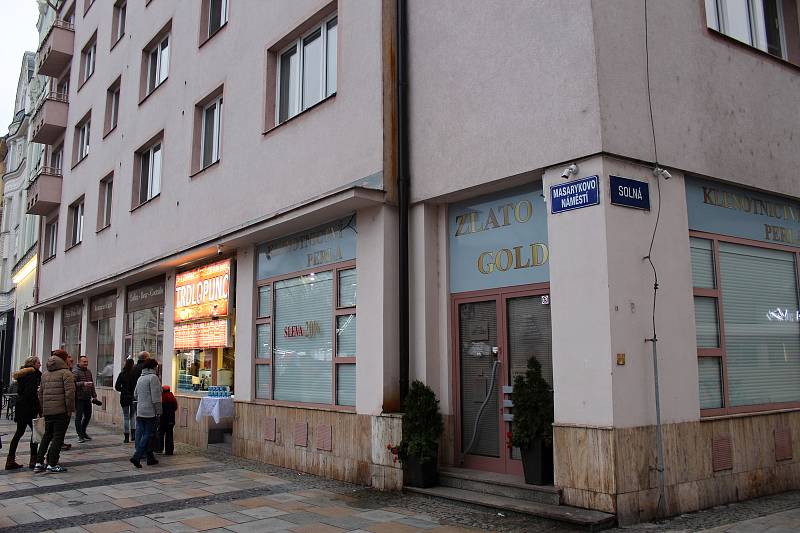Zatímco Masarykovo náměstí v Ostravě zelo v sobotu 27. listopadu 2021 odpoledne kvůli zákazu pořádání adventních trhů téměř prázdnotou, v nákupních centrech byly stovky lidí.
