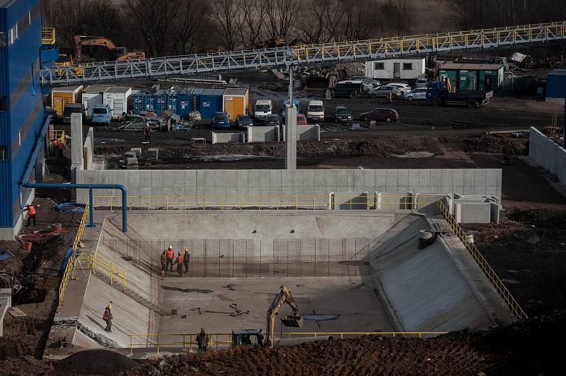 Rozjezd separační linky zatím funguje ve zkušebním provozu. Z plošného odvalu o výšce až třicet metrů nacházejícím se mezi bývalými šachtami Ida a Heřmanice vyseparuje linka tři základní materiály.