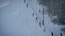 I přes vládní nařízení ski areál Vaňkův kopec spustil provoz vleku, 31. ledna 2021 v Horní Lhotě.