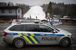 Policie ČR monitoruje dodržování vládních opatření ve ski areálu Vaňkův kopec, 5. února 2021 v Horní Lhotě.