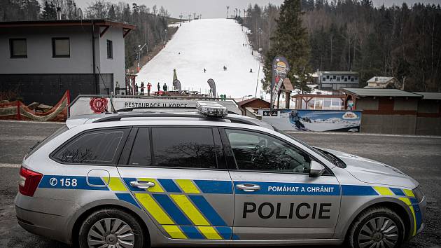 Policie ČR monitoruje dodržování vládních opatření ve ski areálu Vaňkův kopec, 5. února 2021 v Horní Lhotě.