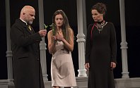 Hynek Čermák, Veronika Čermák Macková a Lenka Vlasáková v představení Hamlet na Letních shakespearovských slavnostech.