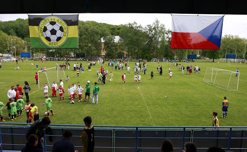 Pátý ročník turnaje O pohár starosty Petřkovic hostil třiapadesát týmů nejen z České republiky, ale i ze Slovenska a Polska.