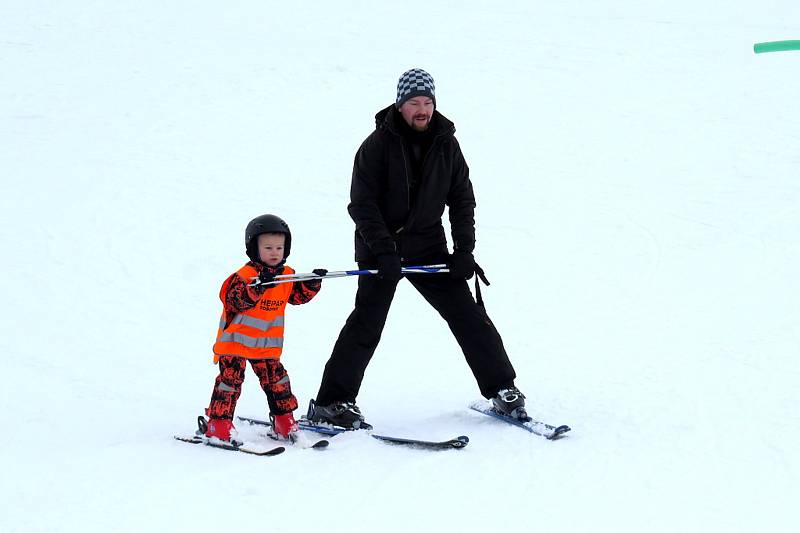 Tošovický areál zaplnili o víkendu lyžaři, snowboardisté i bobisté.