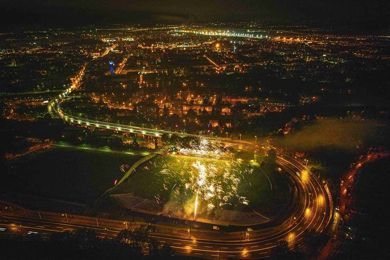 Ohňostroj na počest sta let klubu Baník z dronového pohledu.