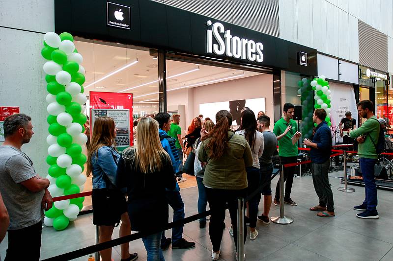 Slavnostní otevření největší prodejny iStores Apple Premium Reseller v Česku v ostravském nákupním centru Forum Nová Karolina.