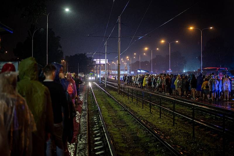 Hudební festival Colours of Ostrava v Dolní oblasti Vítkovice, 14. července 2022, Ostrava. Cestování MHD.