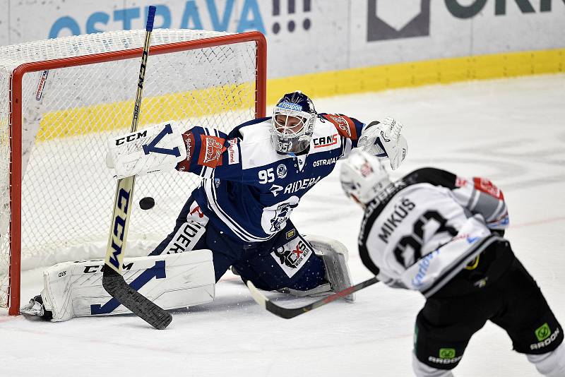 Utkání 8. kola hokejové extraligy: HC Vítkovice Ridera - HC Energie Karlovy Vary, 9. října 2020 v Ostravě. brankář Miroslav Svoboda z Vítkovic a Tomáš Mikúš z Karlových Varů.