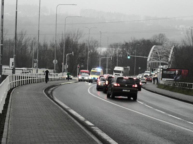 Outletové centrum zahájilo provoz. Přijely stovky motoristů, situaci monitorují strážníci a policisté. Provoz ve frekventované Hlučínské ulici, ze které je jediné napojení do outletu, zhoustl.