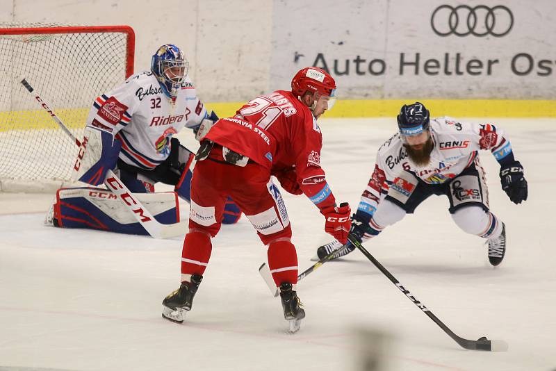 Utkání 34. kola hokejové extraligy: HC Vítkovice Ridera - HC Oceláři Třinec, 12. ledna 2019 v Ostravě. Na snímku (zleva) brankář Vítkovic Patrik Bartošák, Roberts Bukarts, Jan Výtisk.