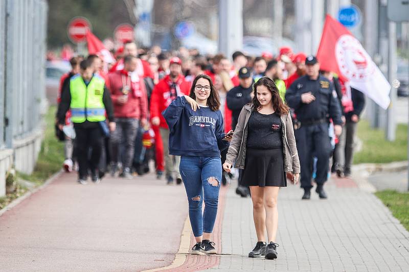 Čtvrtfinále play off hokejové extraligy - 3. zápas: HC Vítkovice Ridera - HC Oceláři Třinec, 24. března 2019 v Ostravě. Na snímku fanoušci Třince cestou na stadion.