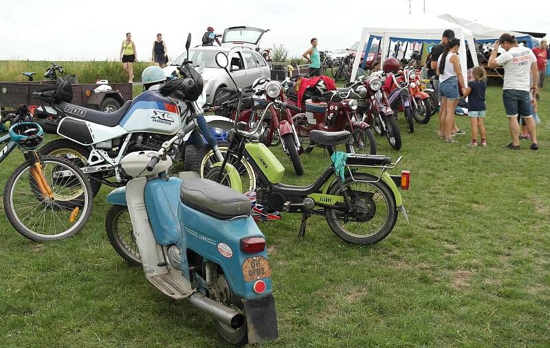 Letiště v Hati v česko – polském pohraničí hostilo osmý ročník akce s názvem Retro Chrchel, srazu milovníků malých motocyklů. Hať, 17. července 2021.