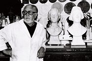  Akademický sochař Vladislav Gajda (1925–2010) ve svém ateliéru v Třebovicích v roce 2000