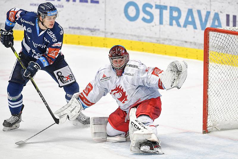 Utkání 38. kola hokejové extraligy: HC Vítkovice Ridera - HC Oceláři Třinec, 4. ledna 2022 v Ostravě. (zleva) Samuel Bitten z Vítkovic a brankář Třince Lukáš Daneček.