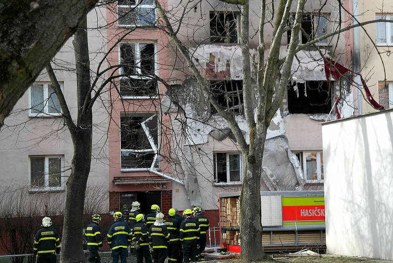 Situace ve starší části ostravského sídliště Hrabůvka po ranním výbuchu v jednom z bytů v Provaznické ulici ve středu po poledni.